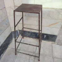 یک عدد چهار پایه فلزی سالم