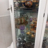 فروش ویترین سفید نیم گرد آینه دار با تمام ظروفش