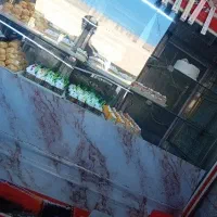 به دو نفر شاگرد ساده کار در قنادی