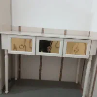 میز آرایشی همراه با پاف مخمل