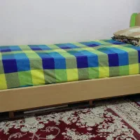 یک عدد تخت یک نفره و کمد