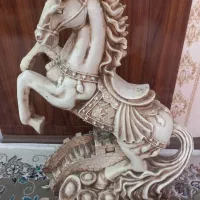 مجسمه اسب وعقاب