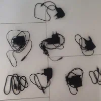 چند تا سیم شارژر گوناگون و کله گی و خود گوشی