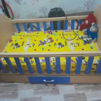 تخت خواب بچگانه همرابا تشک در حد نو وتمیز تمیز