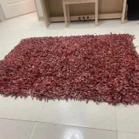 فرش چرم قرمز و فرش دستباف رنگی