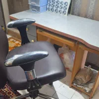صندلی چرخدار و میز کامپیوتر
