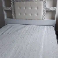 تخت خواب ۲نفره به همراه تشک فنری سالم و۲عدد پاتختی
