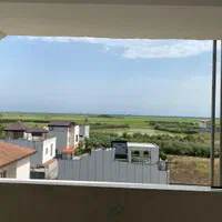 ویلا رو به دریا پشت. نما. دشت  سر جاده  اصلی