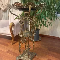 میوه خوری کنار سالنی