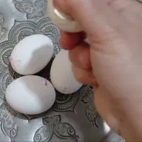 شکستن تخم مرغ برای چشم زحم