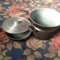 تعدادی قابلمه و تابه|ظروف پخت‌وپز|لنگرود, |دیوار