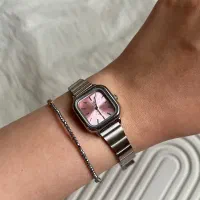 ساعت صورتی صفحه مربعی