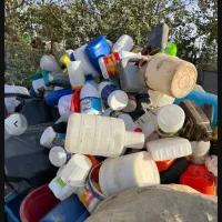 نیازمند ب یک نفر کار در تفکیک بارگیری پلاستیک