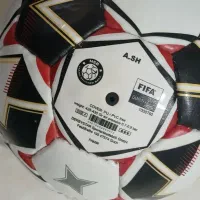 توپ فوتبال و لباس تیم بارسلونا