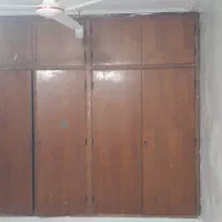 کمد دیواری با چوب روس در حد نو و چند تخت فلزی