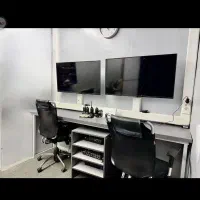 یکنفر  خانوم داخل دفتر مجموعه منشی و دستیار مدیر