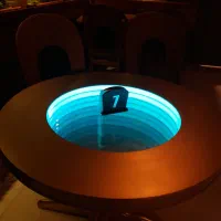 میز گرد بینهایت طلایی کافه رستوران