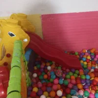 سرسره و استخر توپ