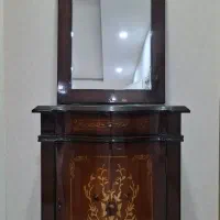 میز کنسول  و اینه.