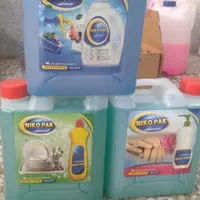 مایع لباس .ظرف .دست
