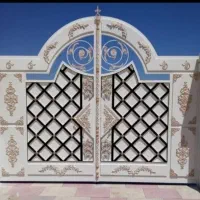 نقاشی ساختمان و رنگ درب  پنجره  در حیاط