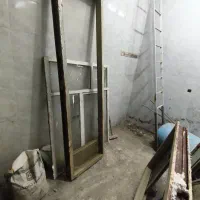 تعدادی درب چوبی و قاب آهنی