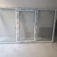 پنجره با شیشه و دستگیره