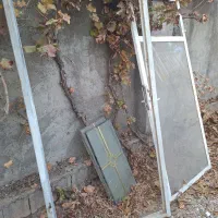 دو عدد درب آهنی و تعدادی شیشه سکوریت