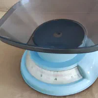 ترازو خانگی|ظروف پخت‌وپز|بومهن, |دیوار