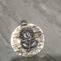 گردن اویز گل رووزببه معنای عشق ازدواج