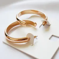گوشواره نیم حلقه طلایی، سادگی و جذابیت درکنار هم