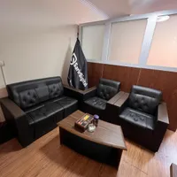 مبلمان اداری چرم و چوب با میز پذیرایی در حد نو