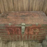صندوق بزرگ عتیقه و قدیمی چوبی متعلق به زمان قاجار