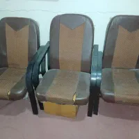 تعدادی صندلی انتظار