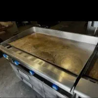 یک دستگاه گریل و یک دستگاه شاورما