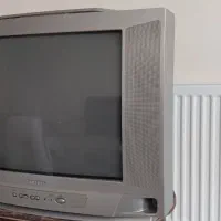 یک عدد تلوزیون سامسونگ 21 اینچی هست