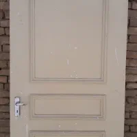 یک درب چوبی سالم