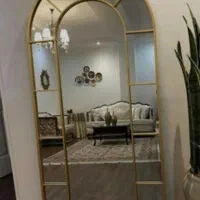 آیینه قدی ایستاده کنارسالنی فورتیک و مشکی پنجره ای