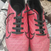 کتونی تمیز فقط یه پارگی جزئی داره که اونم مشخصه