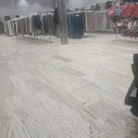 فروشنده آقا در پوشاک