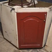 کابینت فلزی و میز پلاستیکی