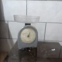 پارچ مسی و ترازو آشپزخانه