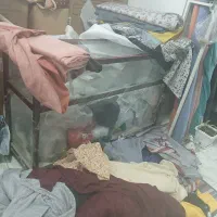 پارچه فروشی. میزکار. قفسه اهنی. طبقه ها