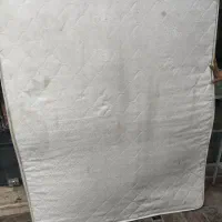 تشک دو نفره رویال فنری طبی ایستاده است کمی خم شده