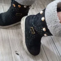 میز تحریر و صندلی .بلوز و شلوار ورزشی .پوتین