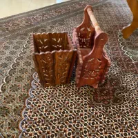 دوعدد سطل وجاروزنامه ای کنار سالن