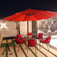 میز و صندلی چتر پایه کنار باغی پایه وسط کافه حیاط