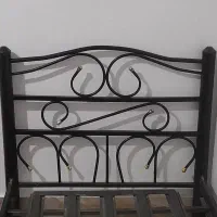 تخت فلزی سالم