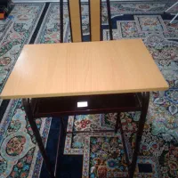 میز و صندلی مطالعه و لپتاب