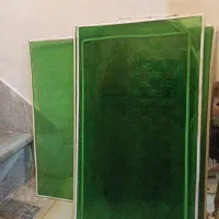 شیشه های  خوش رنگِ سبز  و قدمت دار